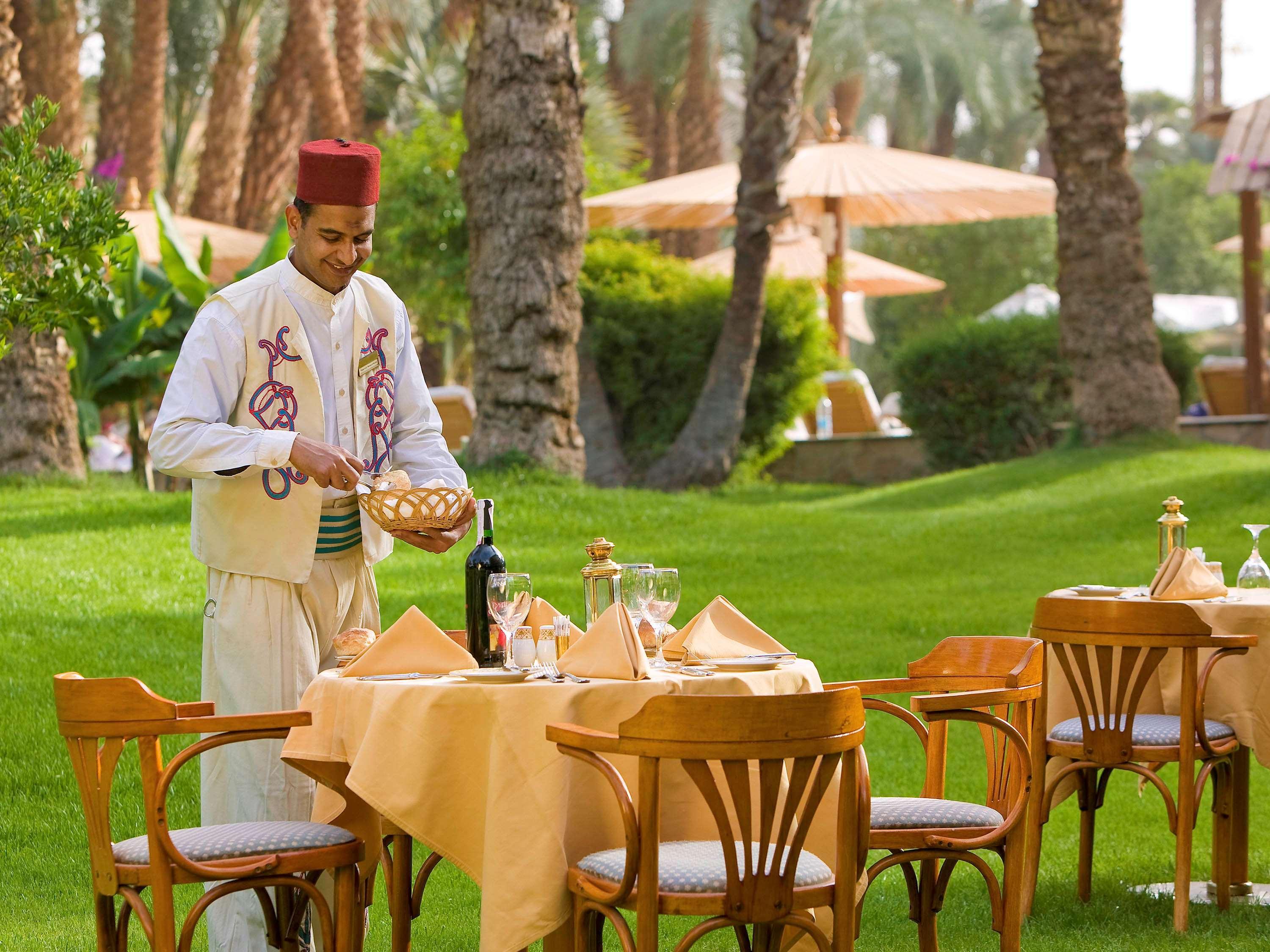 Pavillon Winter Luxor Hotel Eksteriør billede A waiter at the Royal Mirage Hotel in Dubai, United Arab Emirates